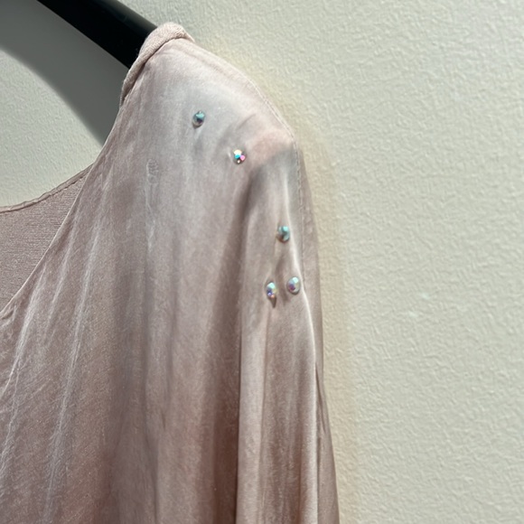 Pink ladies viscose top with several rhinestones on left shoulder - Picture 3 of 3